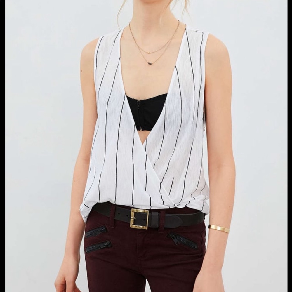 URBAN OUTFITTERS BLK & WHITE TANK TOP